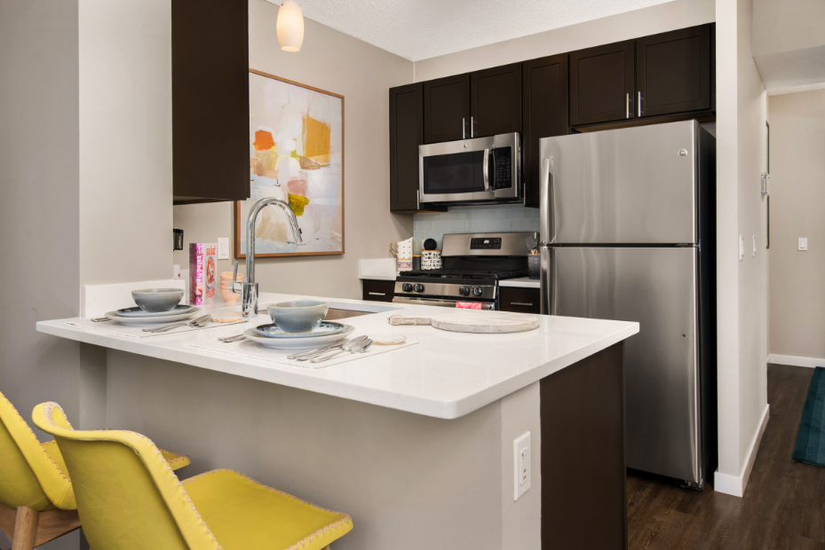 Atwater_Int_ModelKitchenDark_JimTschetter_2023